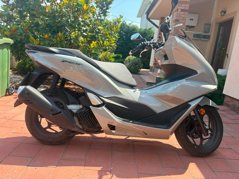 Vand scuter Honda PCX 125 - 2200 km - stare perfecta - garantie 2 ani!