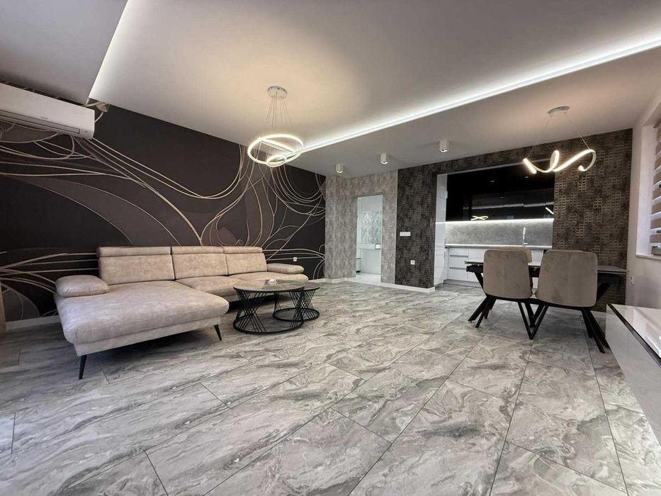 Продава се Тристаен апартамент в Пловдив, Остромила - 118 кв.м за 2111 €/кв.м - Снимка #1