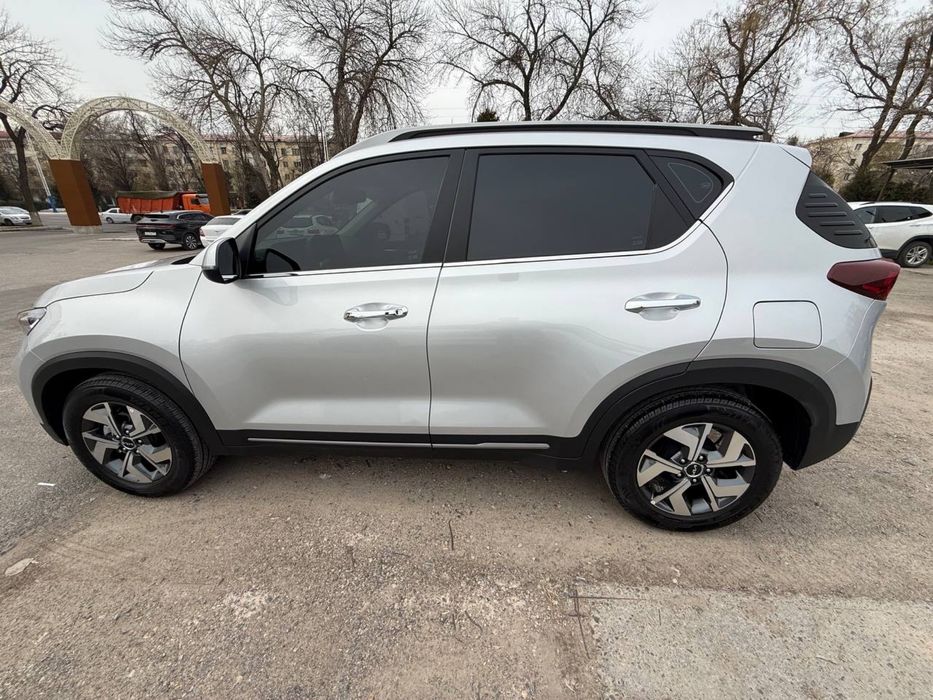 Продается KIA Sonet 2024, фулл, 16000 км, краска чистая 100%,тонировка