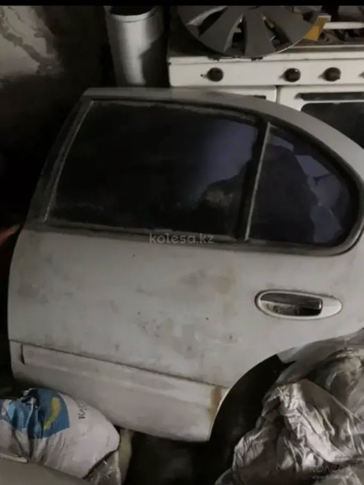 Двери на nissan maxima (cefiro)