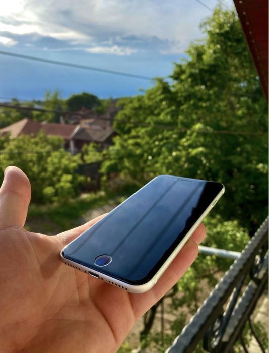 Vând iPhone SE 2020