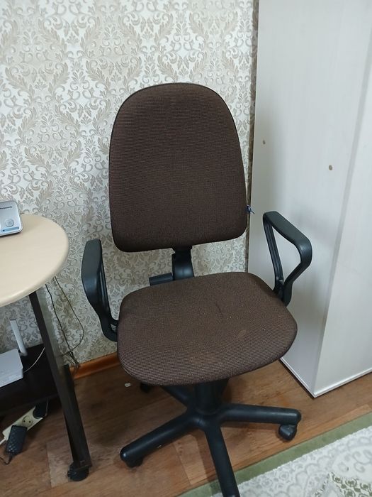 Стол компьютерный и кресло