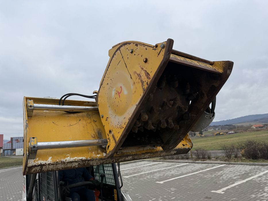 De inchiriat freza de asfalt instalat pe incarcator Bobcat