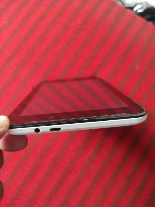Tabletă ASUS cu slot micro SD Card și slot SIM