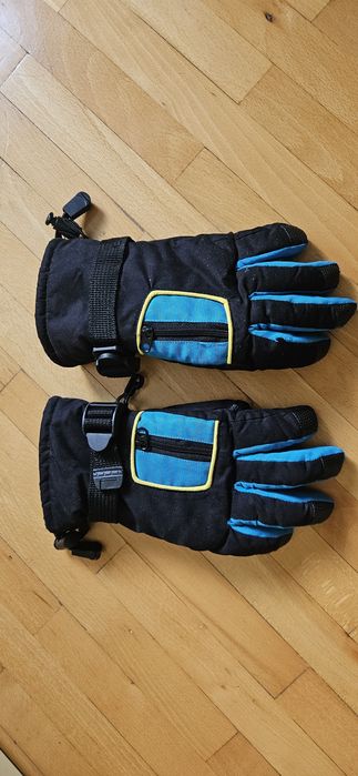 Скиорски ръкавици за около 10-12 години