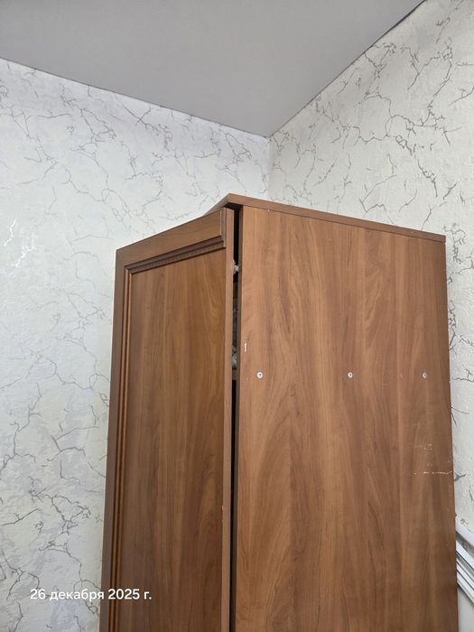 Шкаф плательный коричневый