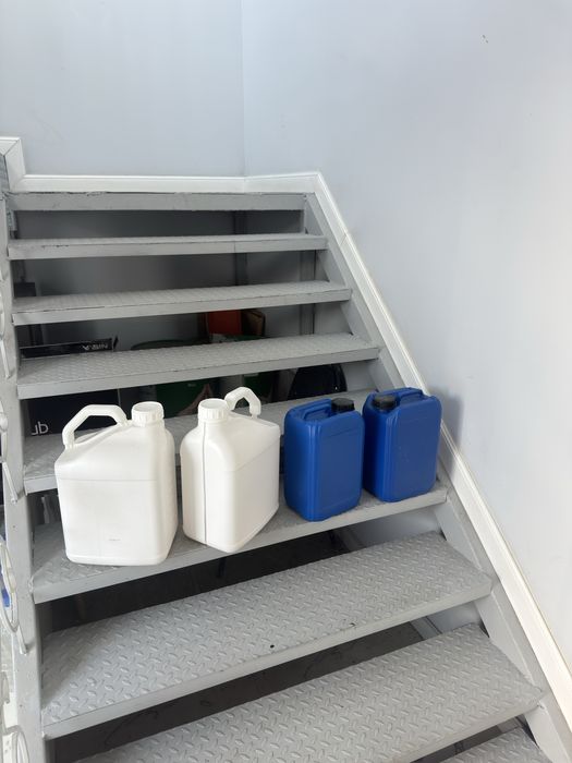 Продам канистры 5 и 10л