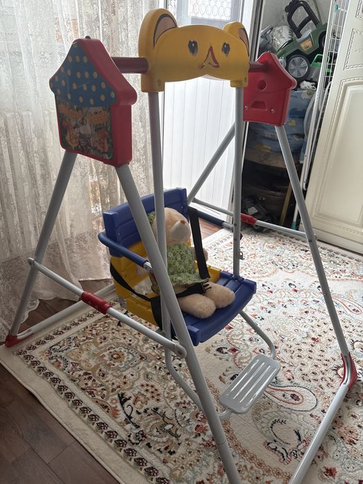 Качеля детская в квартире стояла