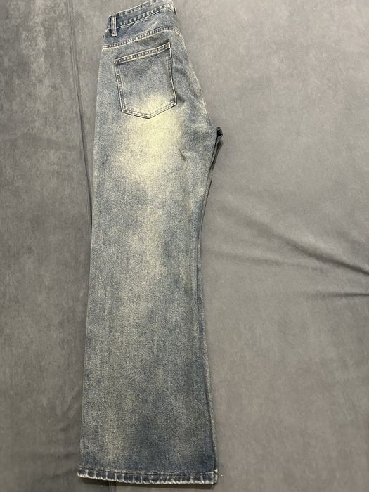 Джинсы широкие.