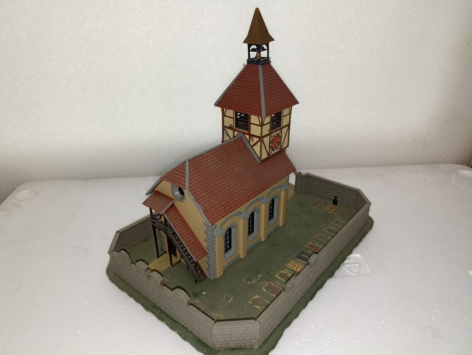 Biserica cu curte interioara scara H0