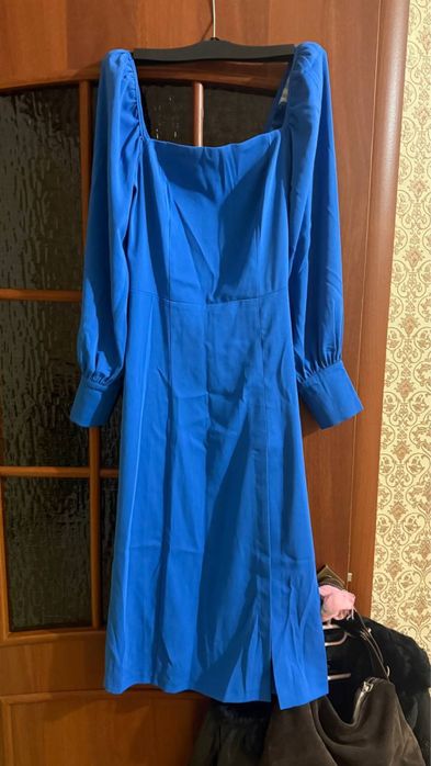 Женские платья синего цвета и белого цвета с цветочными принтами