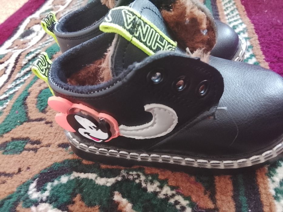 Продам детский комбинезон и обувь