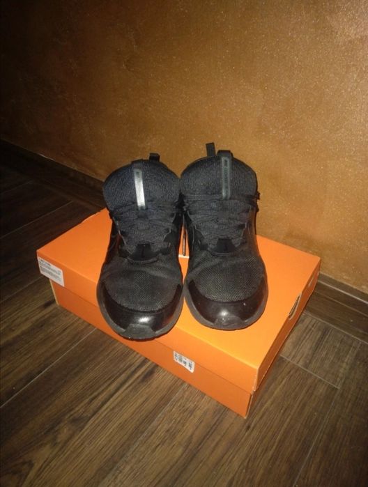 Vând adidași Nike Cosmic Runner.