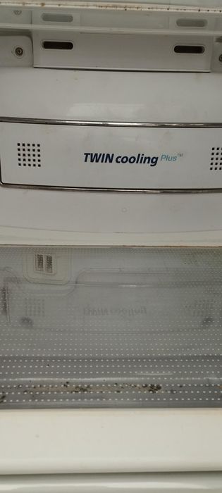 Продавам хладилник Samsung - двукрилен