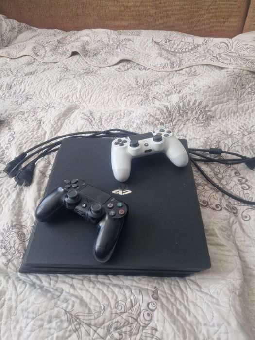 Ps4 pro 2 controlere in stare foarte buna