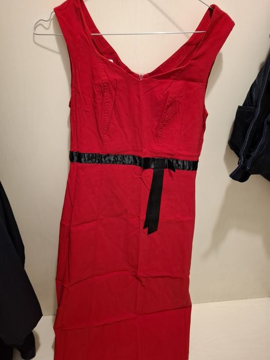 Продавам запазени костюми