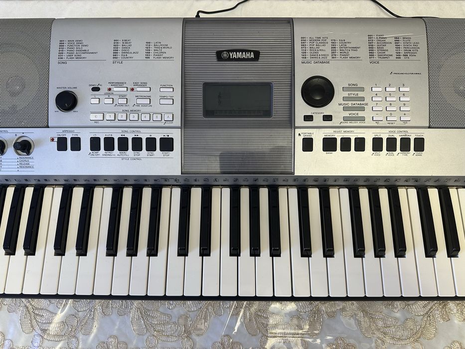 Yamaha pianino, sintezator