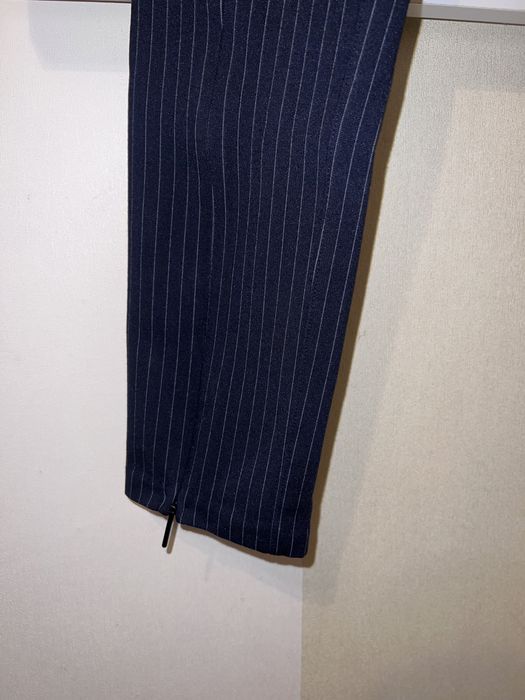 Тъмносин еластичен клин-панталон на тънки бели раета