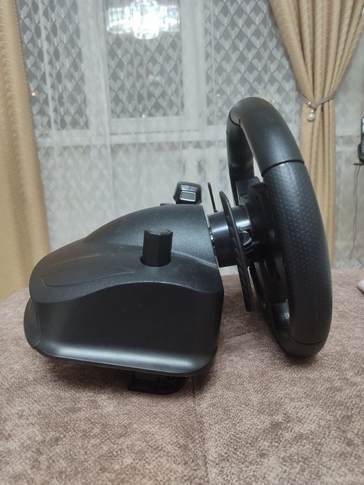 Продам игровой руль для компьютера .