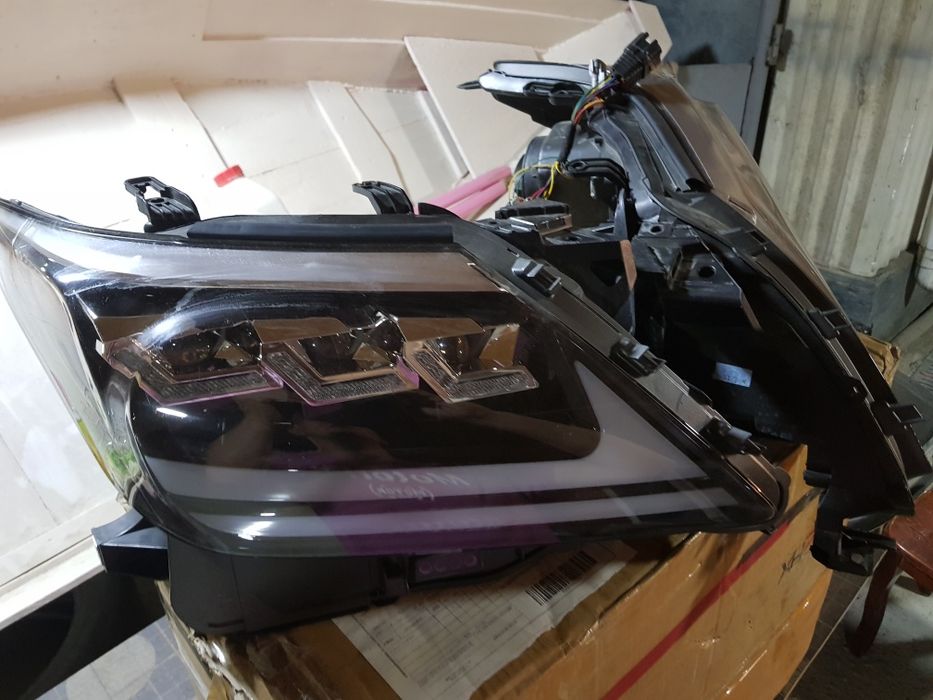 Продам лед фары на Lexus LX570