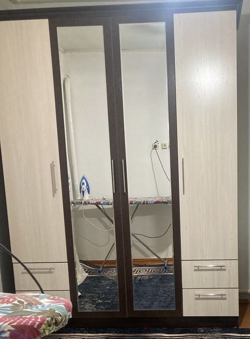 Продам шкаф с зеркалом