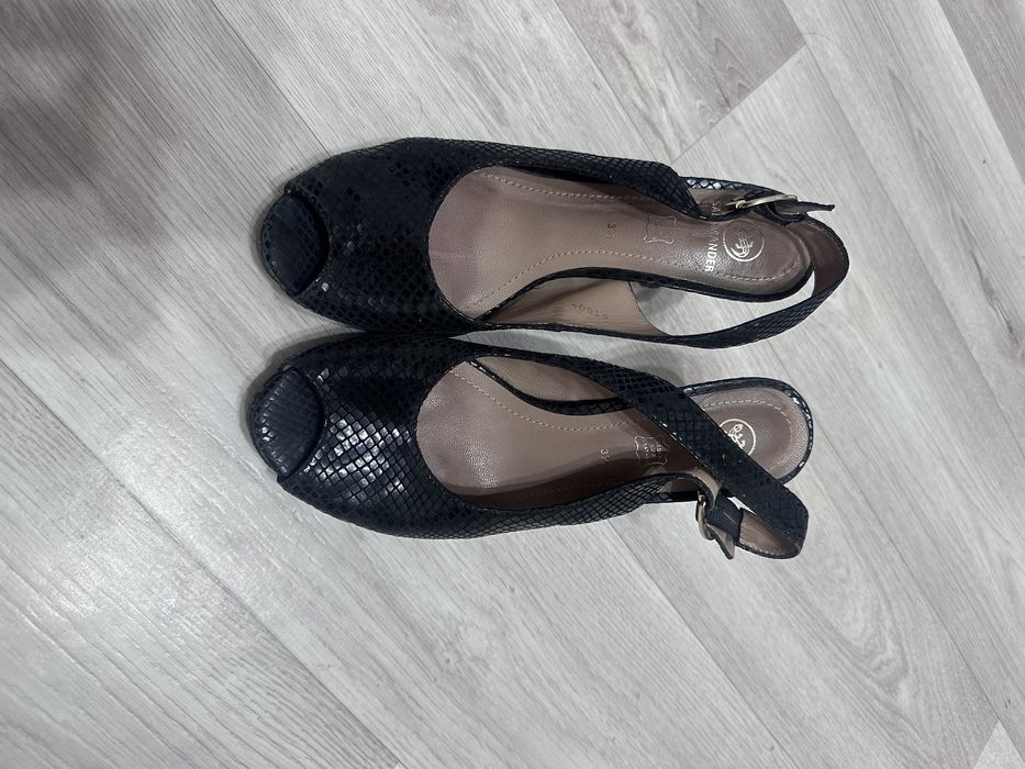 Продам босоножки