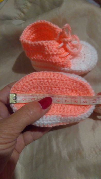 Бебешки терлици изплетени на една кука.