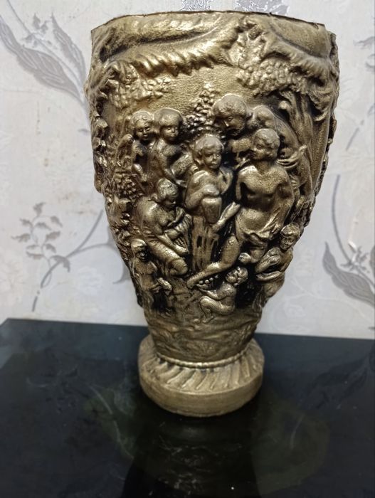 Ваза интерьерная. Производство Совпластитал.