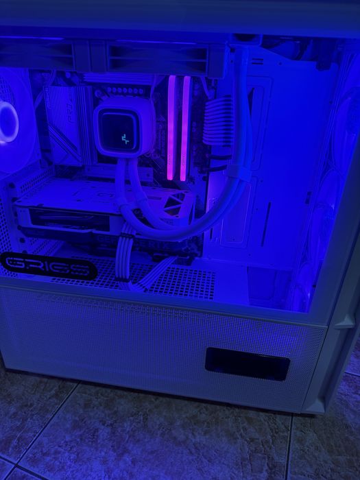 Продавам мощен геймърски компютър + 2× 24″ монитора