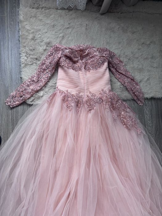 Rochie de seara/eveniment stil prințesă, roz pudrat, cu dantelă și paiete