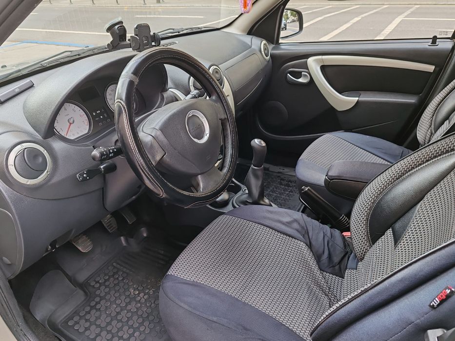 Dacia Sandero model 2011 - Motor 1.6 Benzina