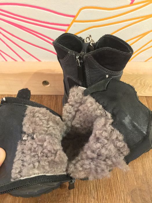 Продаются детские сапожки на мальчика из натурального меха и кожи