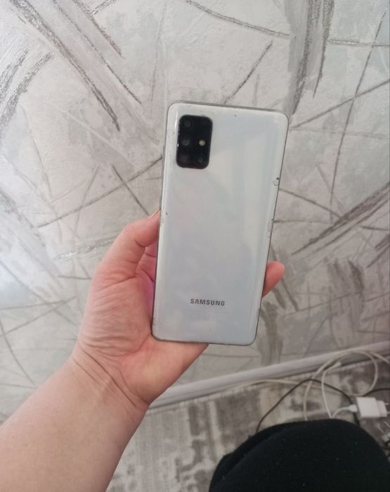 Samsung A71 bir qo'l tutilgan