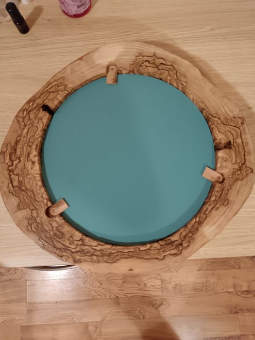 Продавам огледало от естествено дърво.