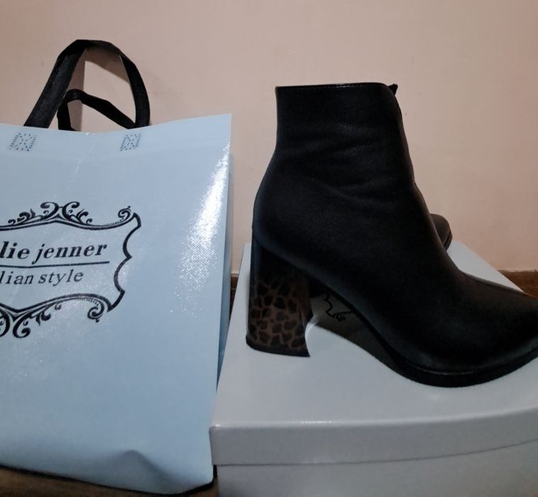 Ayollar oyoq kiyimi. 38 razmerli qora ,kalta etik