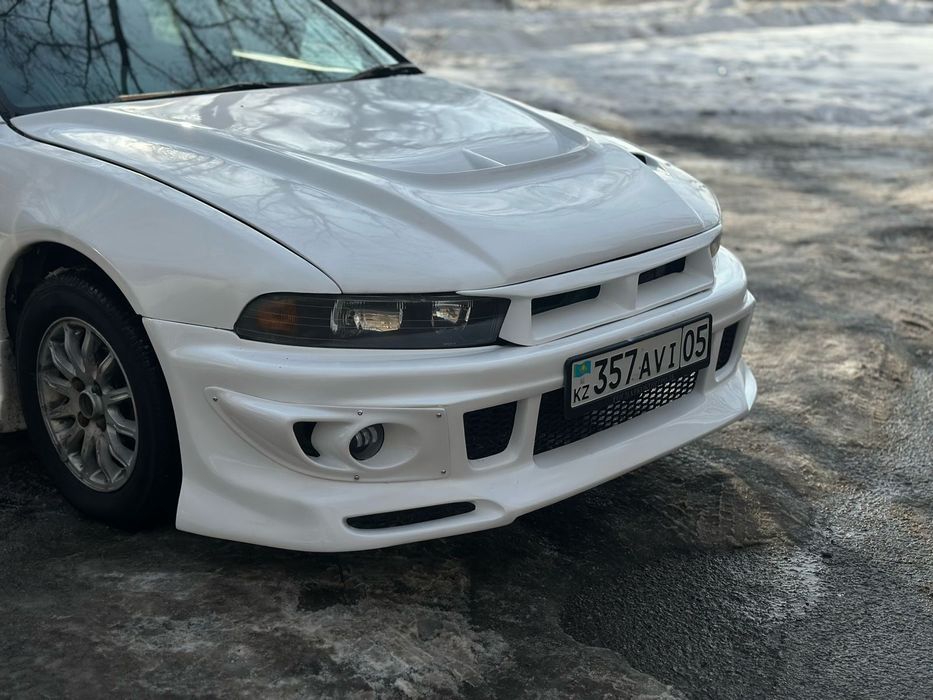 Передний бампер mitsubishi galant 8 акула накладки в круг спойлер