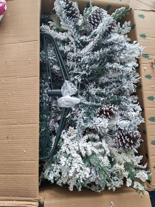 Елха с вградени шишарки и сняг