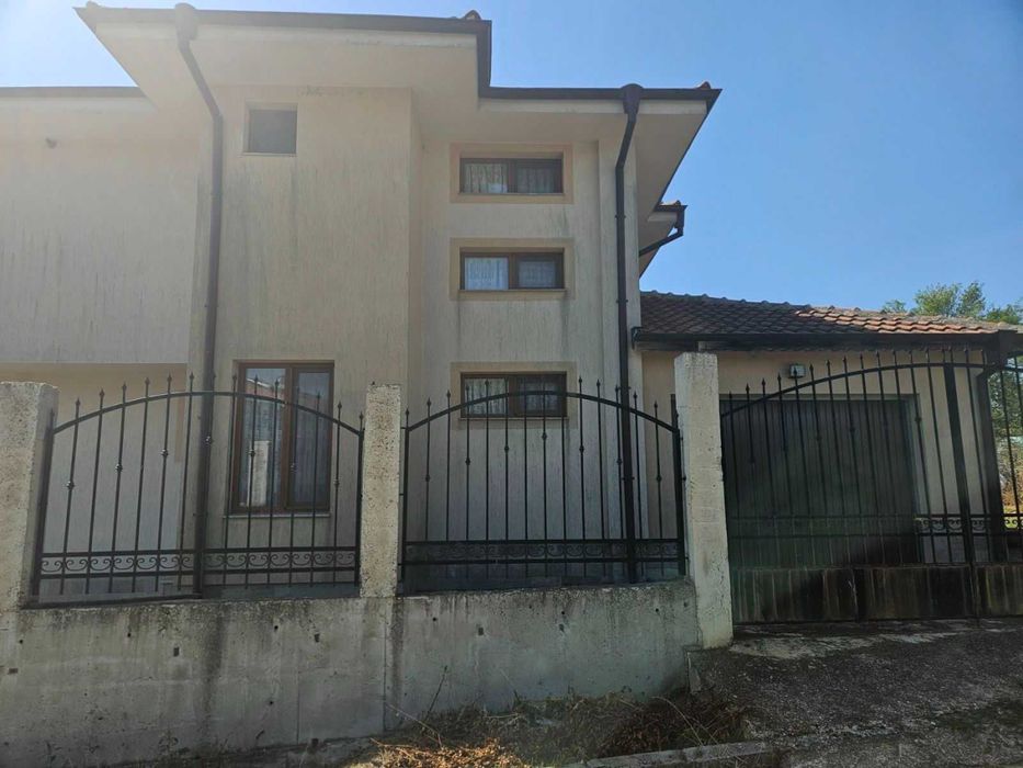 Чудесна двуетажна къща в село Баня