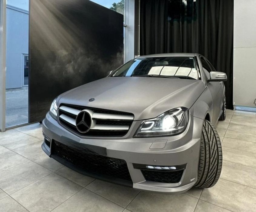 W204 Предна броня C63 AMG Led светлини решетки