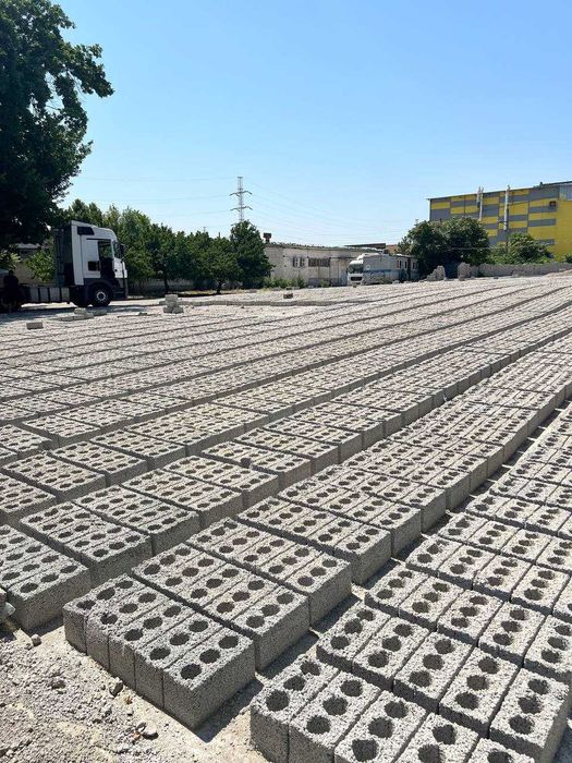 Янгиюль. Продам базу на 2 га с ж.д. веткой    и помещениями .