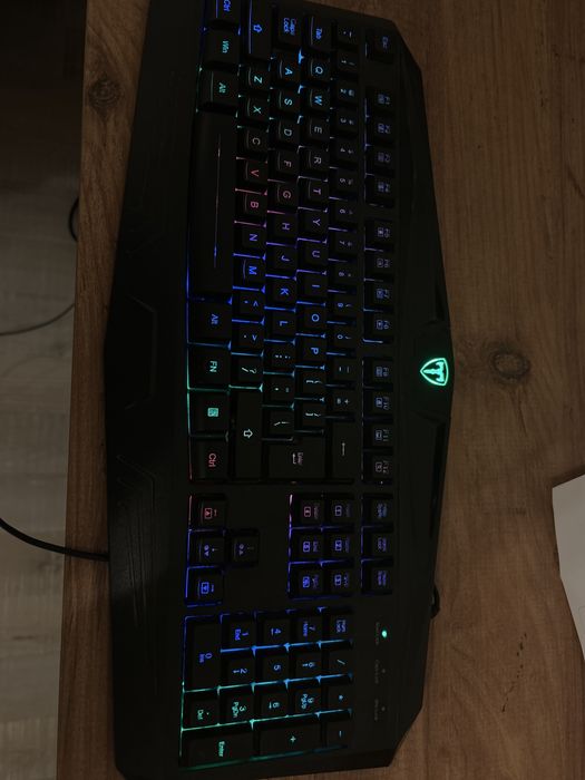 Tastatura gaming RGB