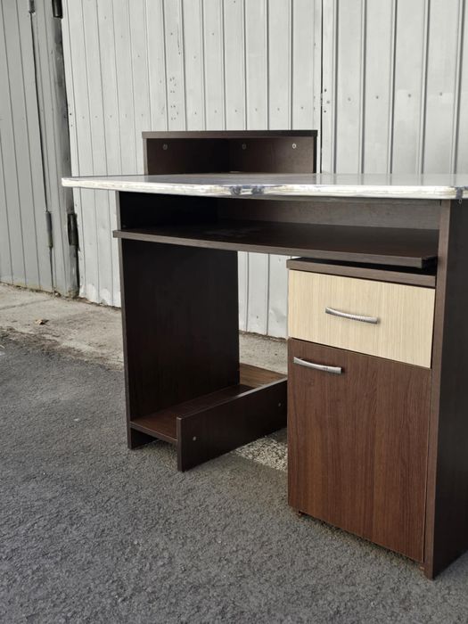 Vând Birou maro cu crem