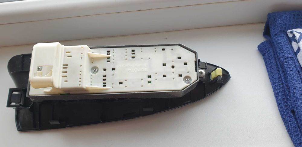 Универсален панел за 4-стъкла и централ.заключване на вратите.