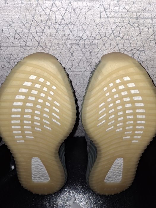 Yeezy Isafril noi cu etichetă