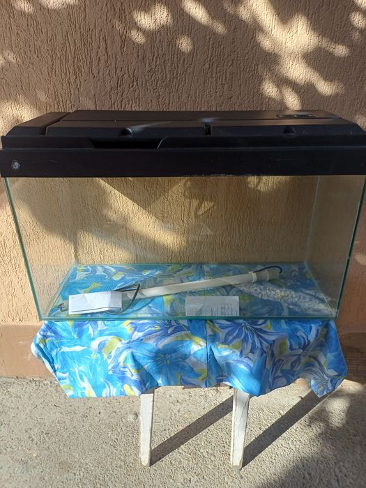 Acvariu 100 L   cu capac   si neon