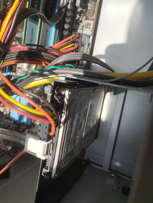 лаптопи и два настолни компютъра