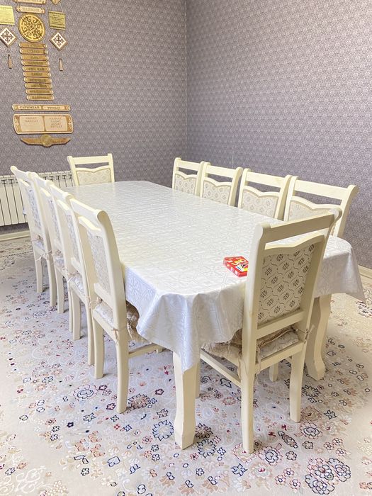 Стол и стуля для гостинной