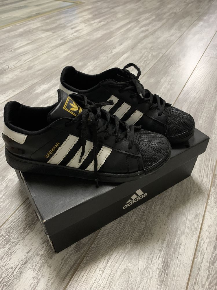 Adidas superstar 2024 39 1/3 black