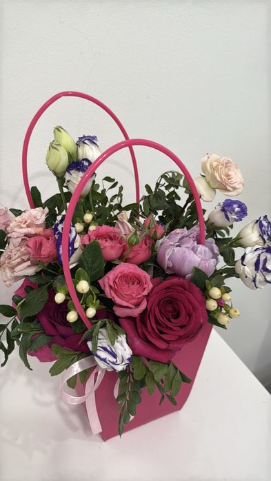 Цветы в сумочке композиция