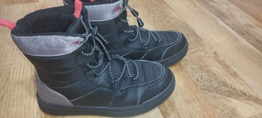 Топли боти Reserved